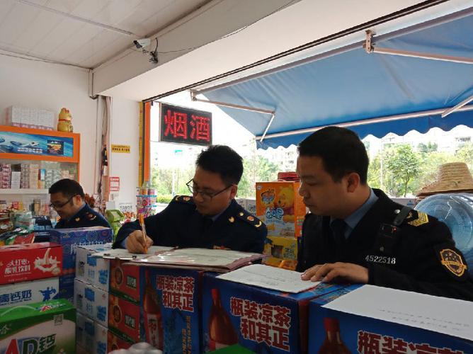 3月18日,靖西市市场监督管理局组织执法人员检查食品经营店.